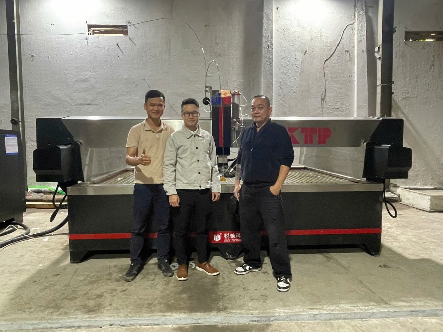 Hoàn thành đơn hàng máy cắt tia nước