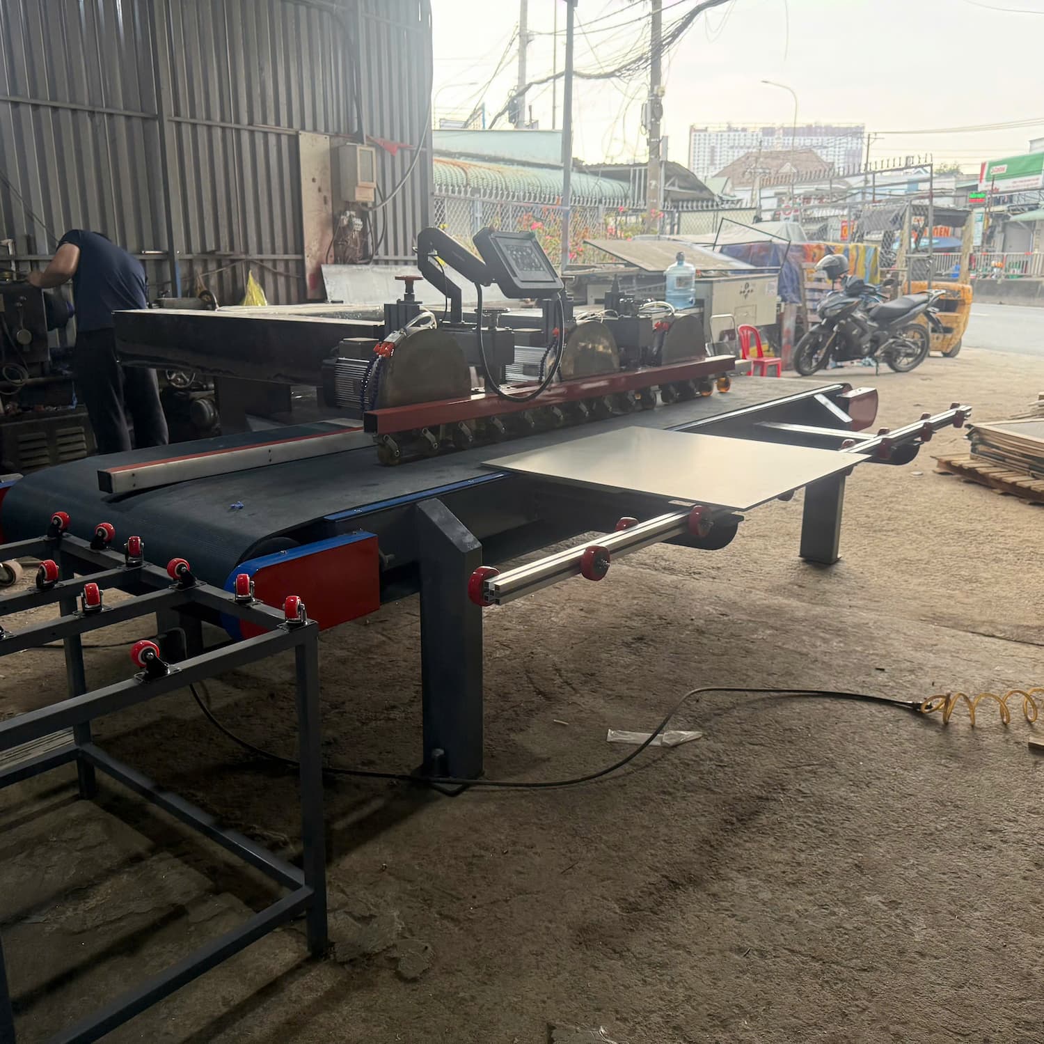 MÁY CẮT GẠCH ĐÁ DÂY CHUYỀN TỰ ĐỘNG MCT 025